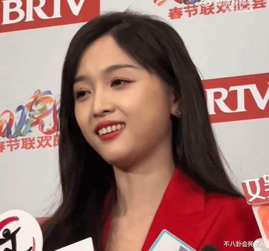 吴宣仪|这牙没救了！吴宣仪新照撞脸林妙可，发腮牙齿外露，嘴巴闭不上