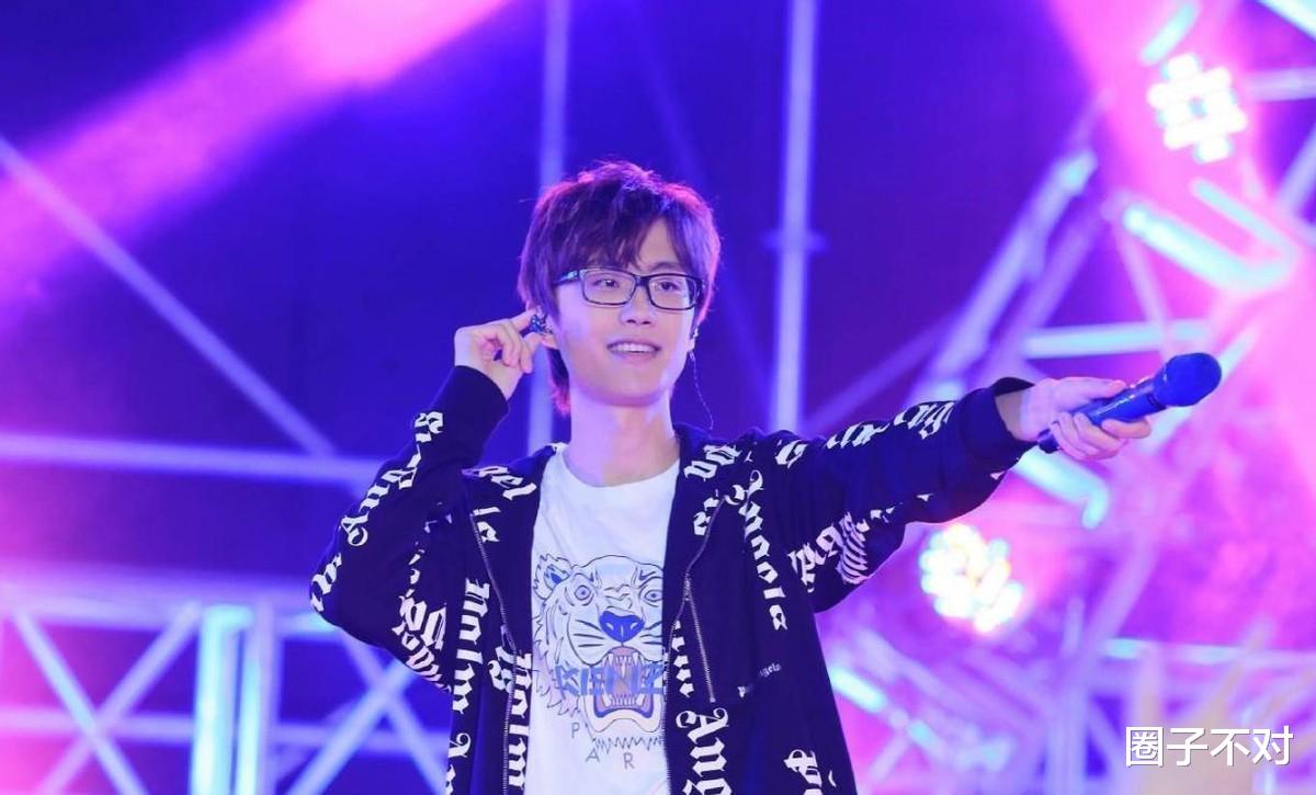 许嵩|“青春回忆”许嵩:多年未参加综艺节目,一曲《昨夜书》令人叹服