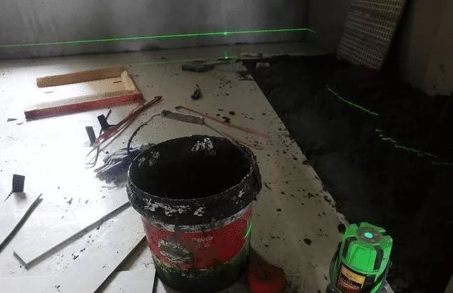 任性邻居非把卫生间改成厨房，整个小区都尴尬了！谁还敢冲马桶？