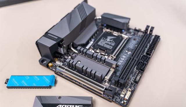 精致小巧，用料出众、技嘉迷你雕B660IAORUSPRODDR4主板拆解
