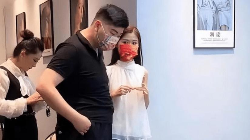 陈萌|陈萌叫小伟大猪蹄子，晒大衣嫂送的中秋礼物，几十箱礼品足显地位