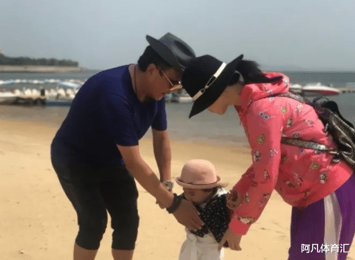王楠|王楠一家海边度假,轻哼儿歌逗女儿,富豪老公全程记录,太温馨!