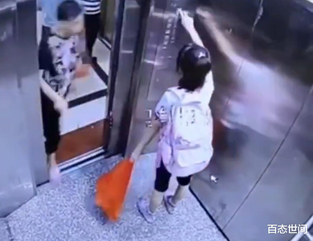 惠州一大妈自己撞了电梯门,反迁怒于无辜女孩,随手掌掴女孩出气