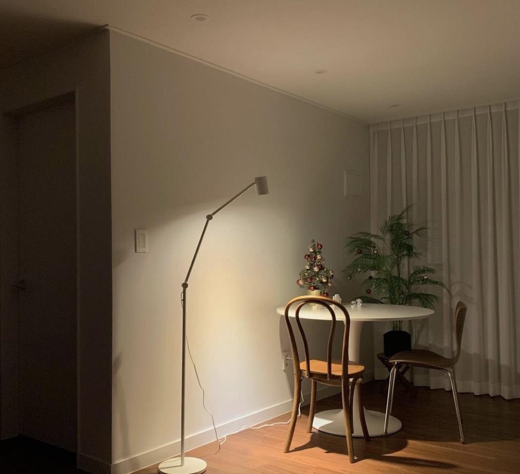 韩国25岁女主坚持“低欲生活”,全屋极简风十足,家居氛围美极了