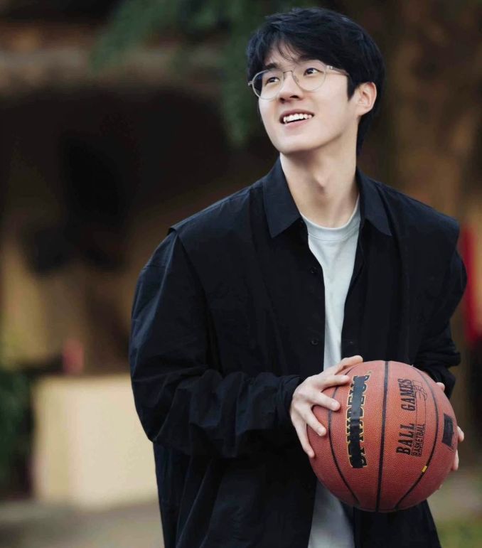 刘昊然|刘昊然打篮球被拍，多次投篮不进心态好，骑15万摩托车回家显阔气