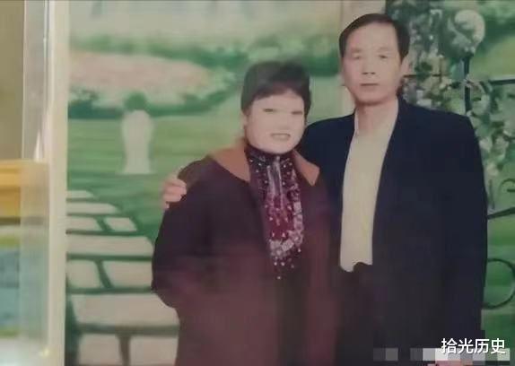 因为饭菜咸,71岁老人挨了一巴掌,看完他的经历:活该,咎由自取