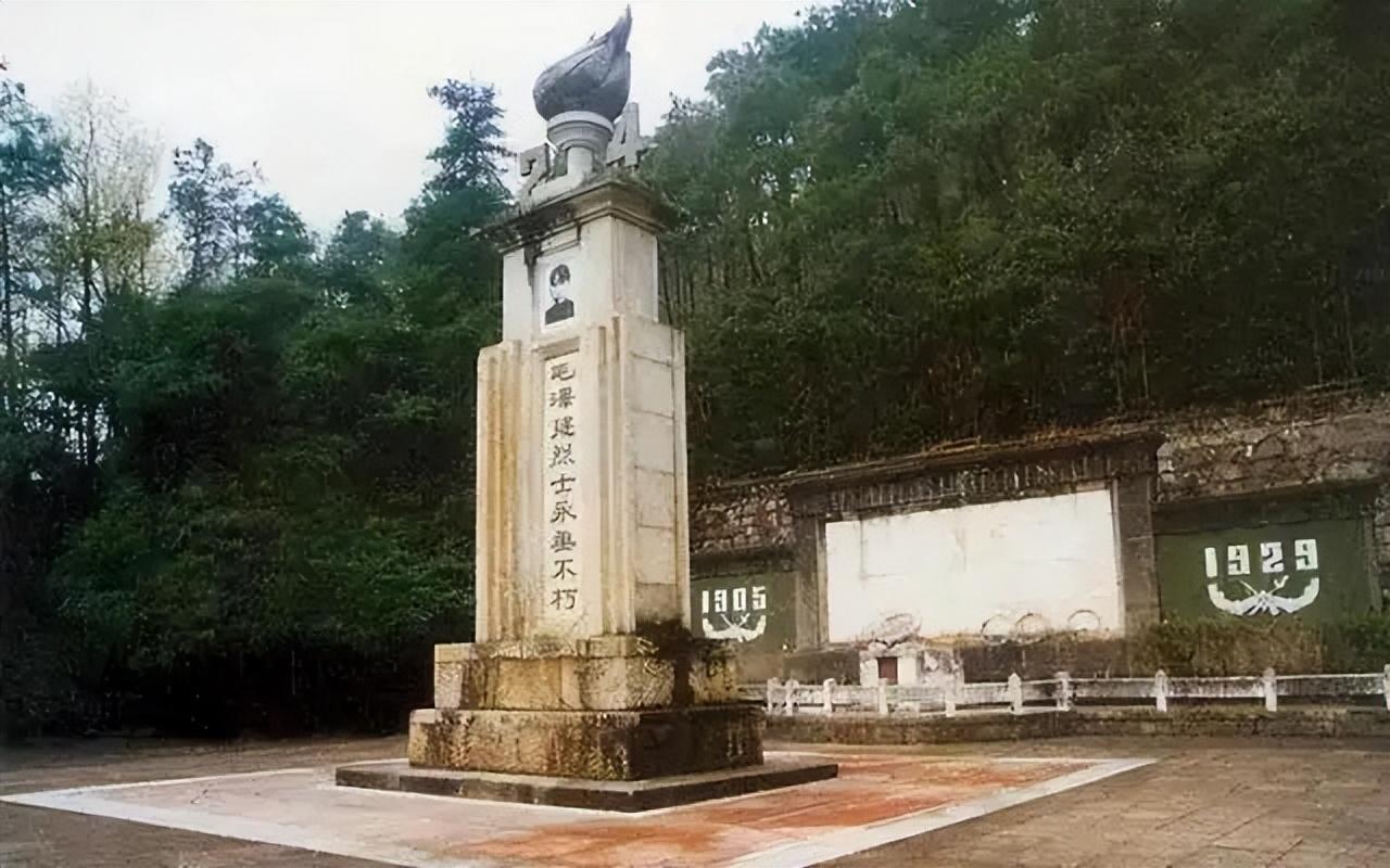 1966年衡山县挖出一块墓碑,只露一个毛字,专家考证后确定身份