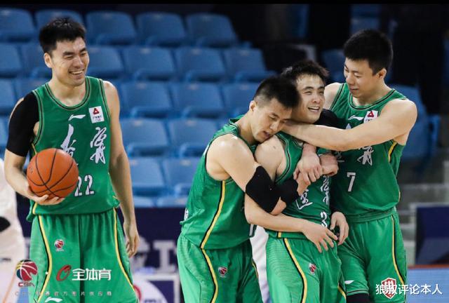 辽宁男篮|辽宁男篮2分险胜！李晓旭膜拜张镇麟，郭艾伦，这次要感谢赵继伟