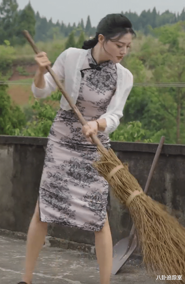 |无下限？继洗脚水后，网红唐小鱼又喝洗菜水，网友：白长这么美了