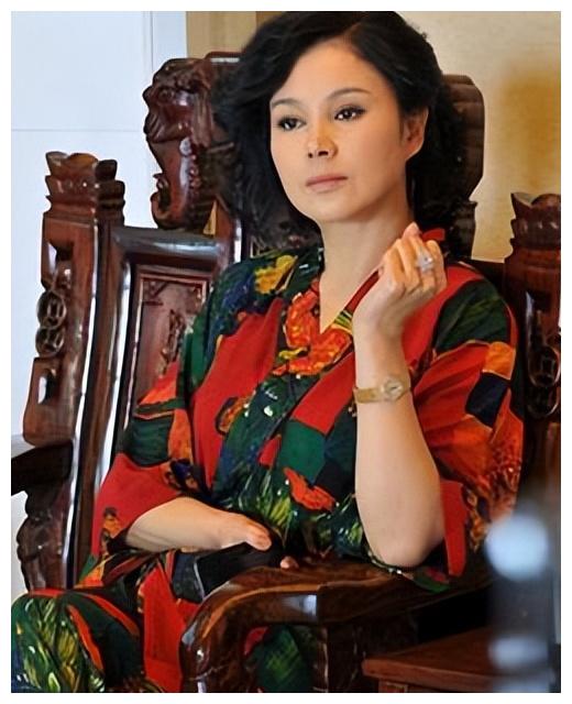 于小慧|于小慧:被2段感情伤得遍体鳞伤,不再相信爱情,如今52岁单身一人