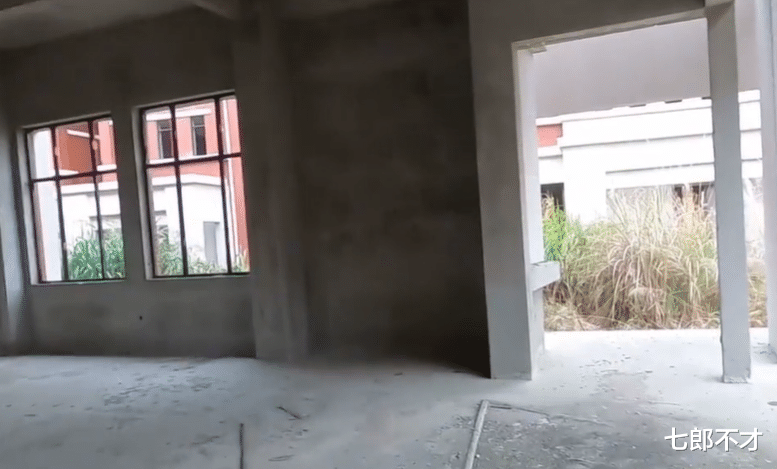 厦门|福州一处7年烂尾别墅群,芦苇盖住一层楼,1800户业主盼收房