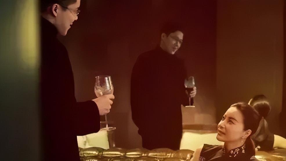 霍启刚|郭晶晶与霍启刚合照，打扮低调难掩贵妇气质！手部状态却暴露年龄