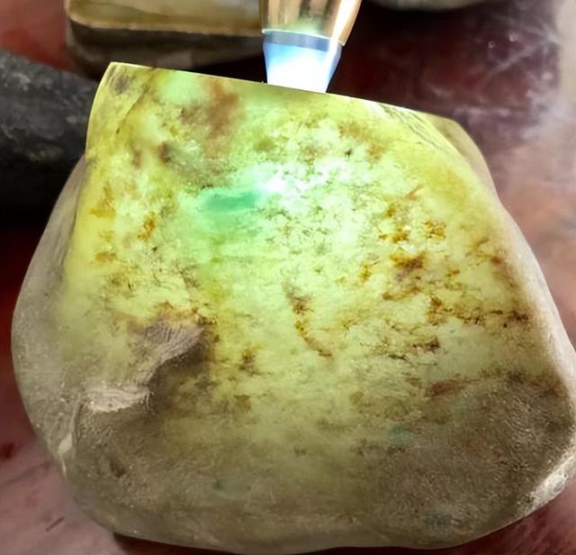 翡翠|如何通过翡翠原石的外壳，来判断翡翠内部的好坏？