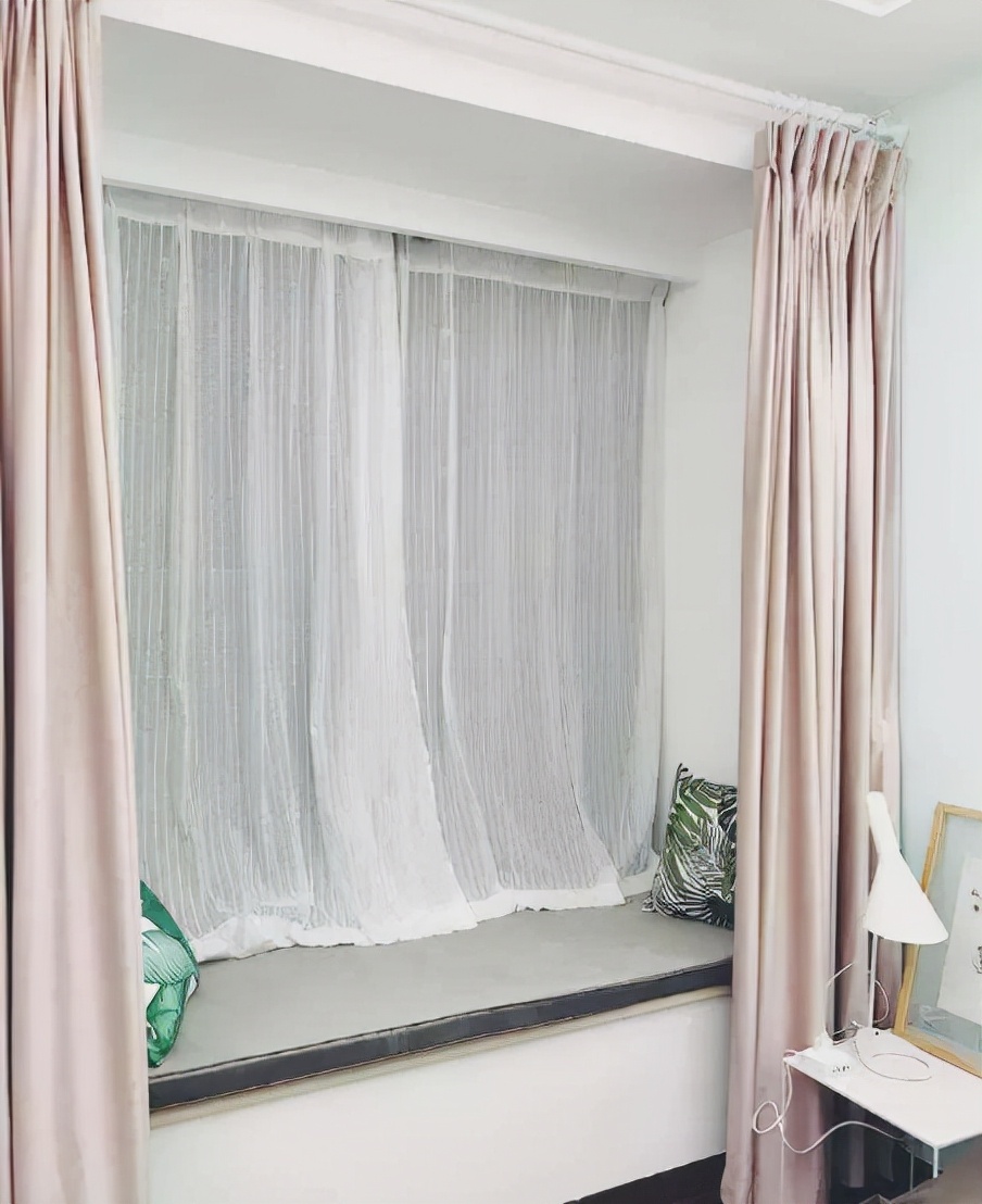 越来越多的人窗户不挂窗帘了，都流行贴这种材料，既好看又省钱