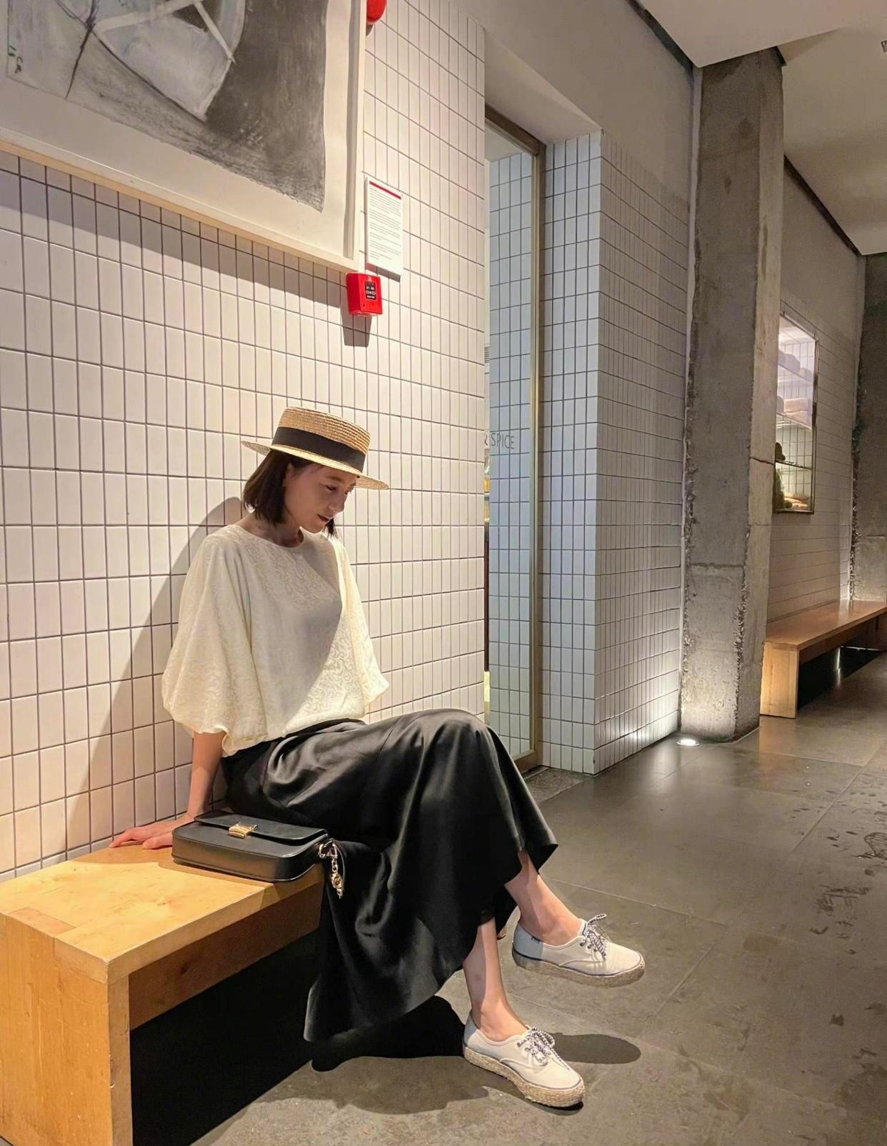 减脂 高圆圆低调打扮也好惊艳,穿风衣配V领衬衫,扎低马尾气质真好