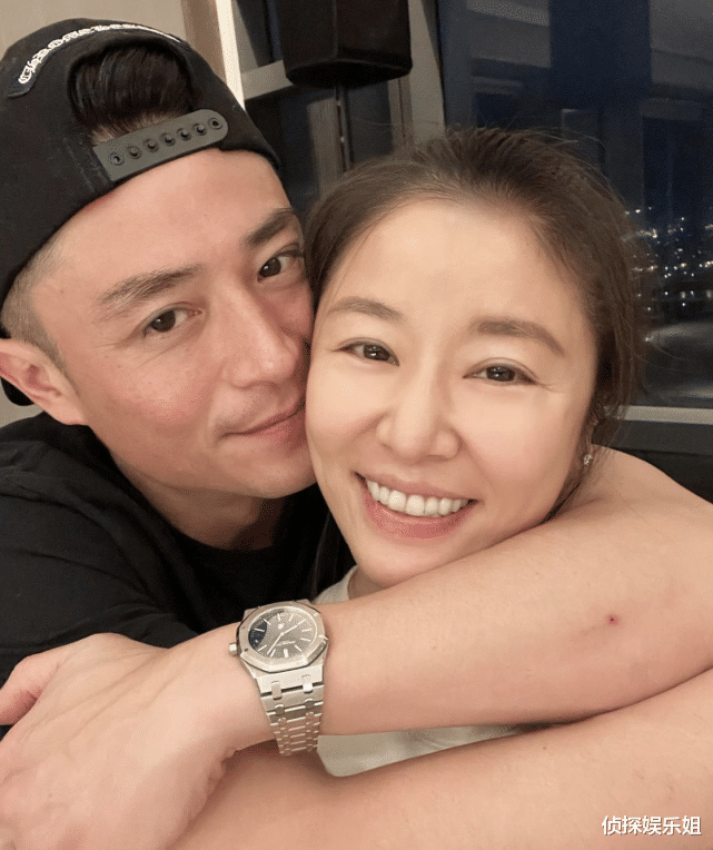 林心如|46岁林心如挑战吊环瑜伽,着露脐装扎丸子头,细腰盈盈状态逆生长