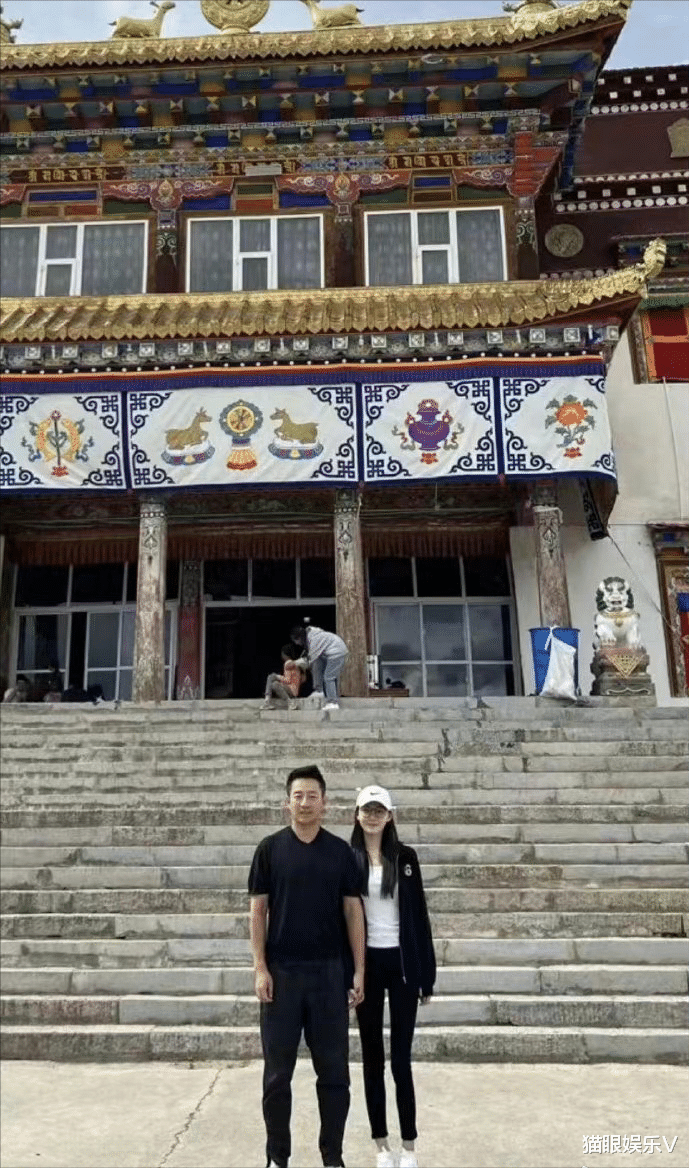 张颖颖|大胆认爱？汪小菲张颖颖疑似同框照曝光，与女方十指紧扣秀恩爱