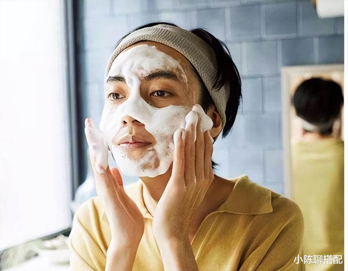 护肤品 女人一旦过了40岁，洗脸时留意这2点对皮肤好，比涂护肤品更管用