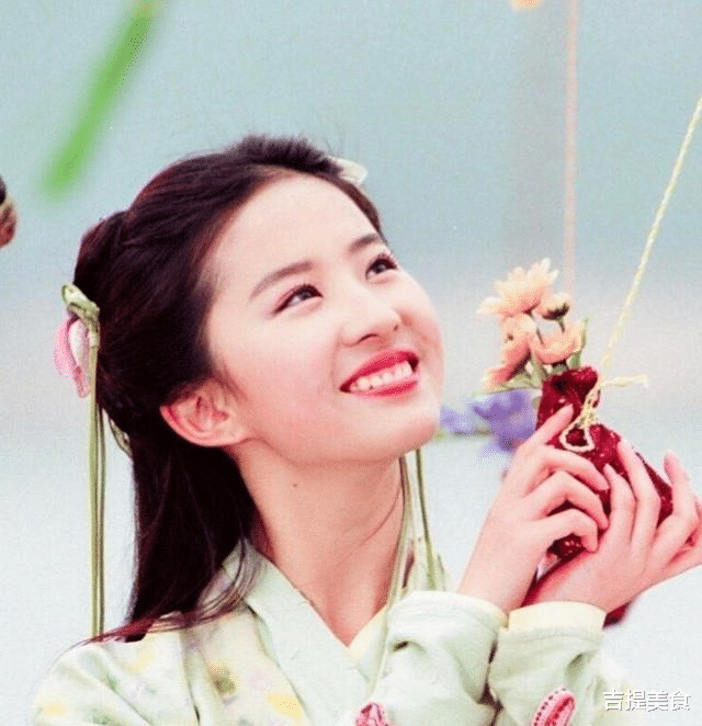 毛晓彤|毛晓彤模仿赵灵儿造型，灵气不输刘亦菲，网友：太惊艳了