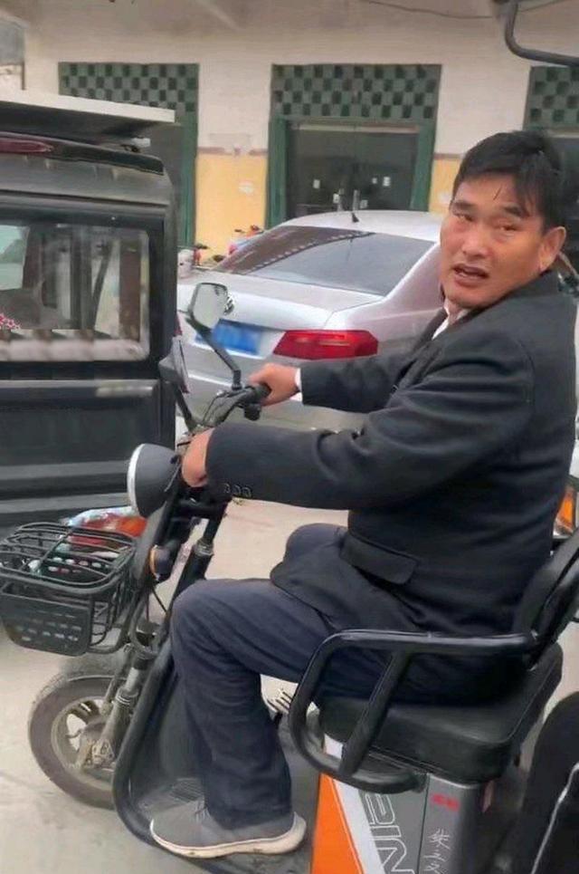 白鹿|大衣哥外出躲清闲，袁庆独自唱歌，横店群演跪求大衣哥当评委未果