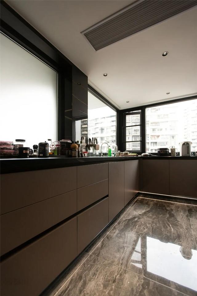 280㎡现代轻奢，开放式厨房与书房，生活空间时尚又宽敞