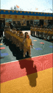 成龙|成龙与空姐合影惹争议，被曝索要女方电话住址，隔天送上签名礼物