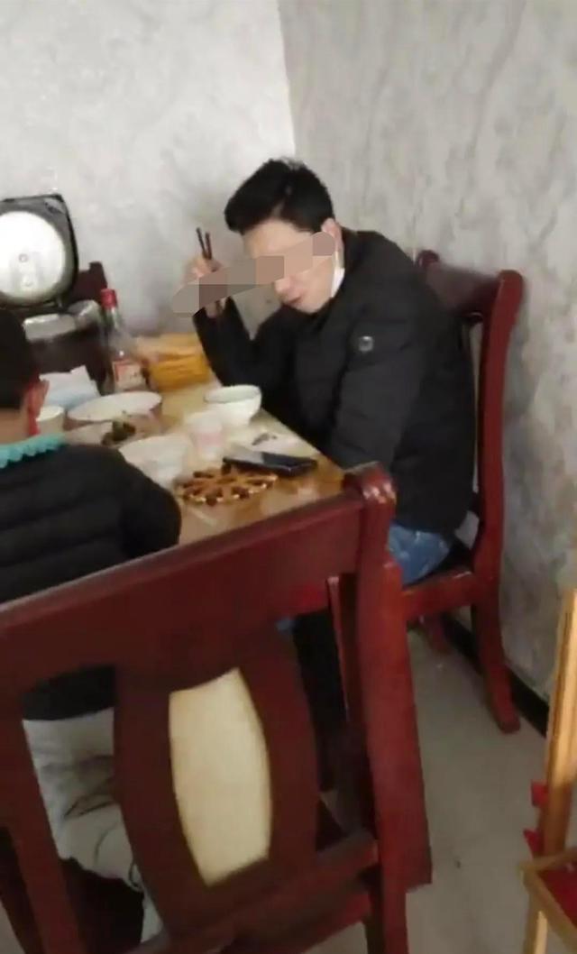 重庆：男子阳了和孩子同桌吃饭，妻子埋怨被骂，妻子：不配为人父