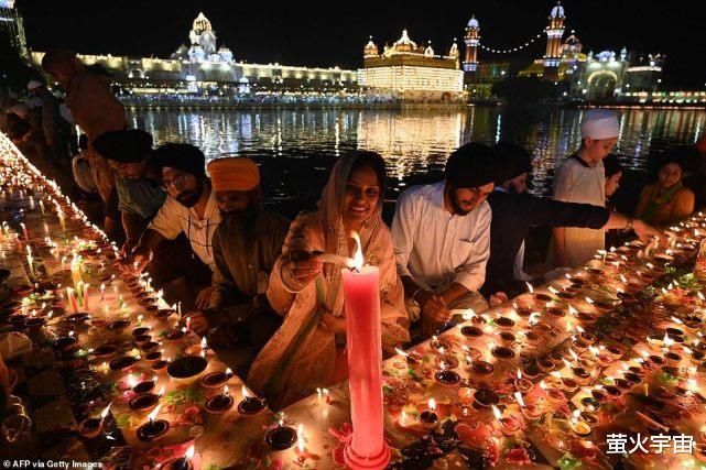 |印度女星朴雅卡穿纱丽过节,明显胖了,小10岁丈夫牵手岳母很孝顺