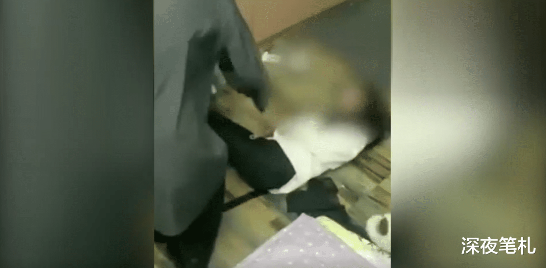 黑龙江,一女生被多名女孩殴打,扇耳光、踢肚子、扯头发、砸铁管
