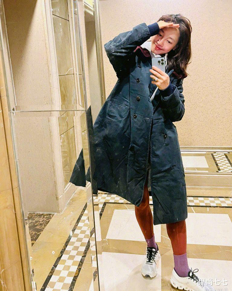 董卿|董卿生活照罕见曝光，背6万6爱马仕等司机来接，军人站姿超养眼