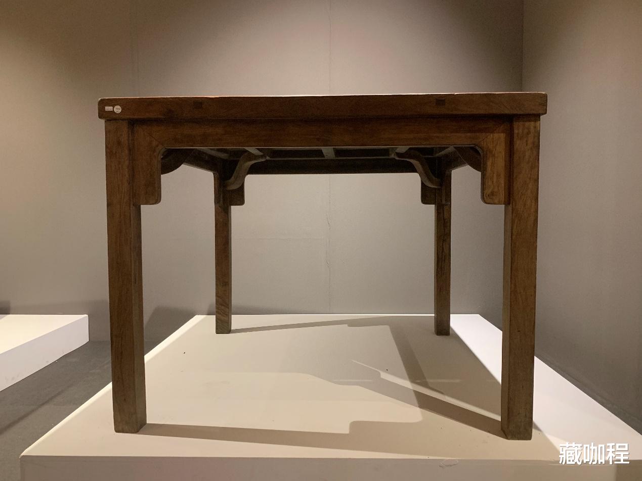 |三拼板面起拦水线,黄花梨炕桌带霸王枨的不多