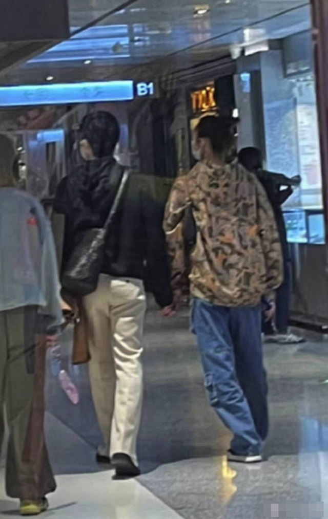刘雯|井柏然刘雯约会被拍!逛商场十指紧扣有说有笑,穿搭时髦太养眼