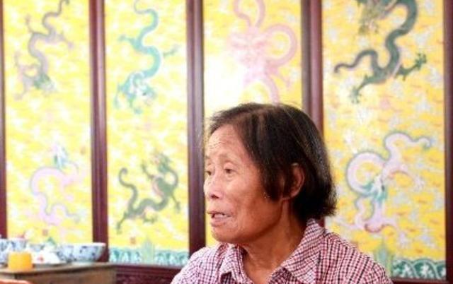 80岁老太,5年花6000万造瓷宫,自己却住茅棚房,称:传统不能丢