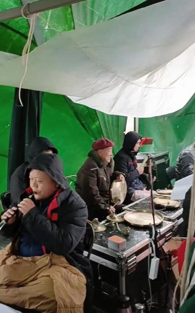 戏曲|风雪天仅剩一名观众戏曲演员坚持演出!