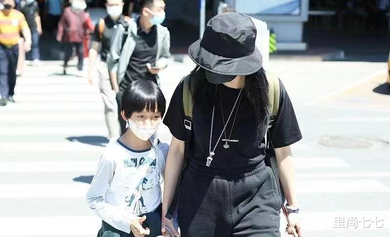 穿衣搭配|姚晨一家四口帅气出行数她帅，酷girl风打扮成主角，儿子超像爸爸