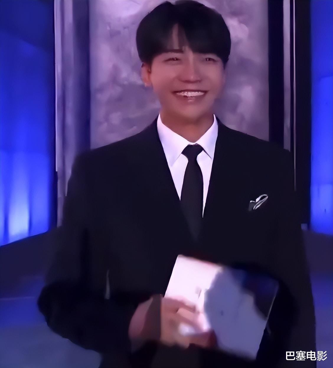 百想大赏红毯：林允儿惊艳，秀智美貌被束缚，朴宝剑腮肿了两个大