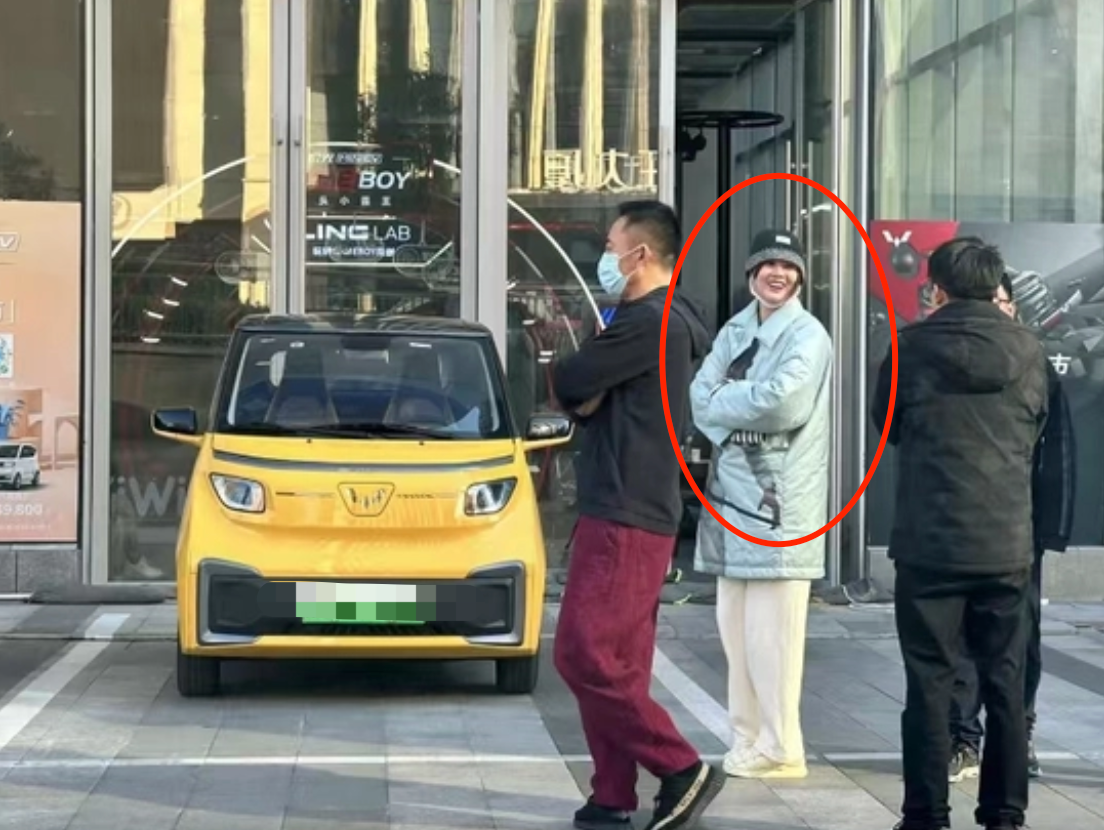 侯勇|侯勇带娇妻买5万元轿车，当场试驾打扮低调，女方小腹凸起疑怀孕