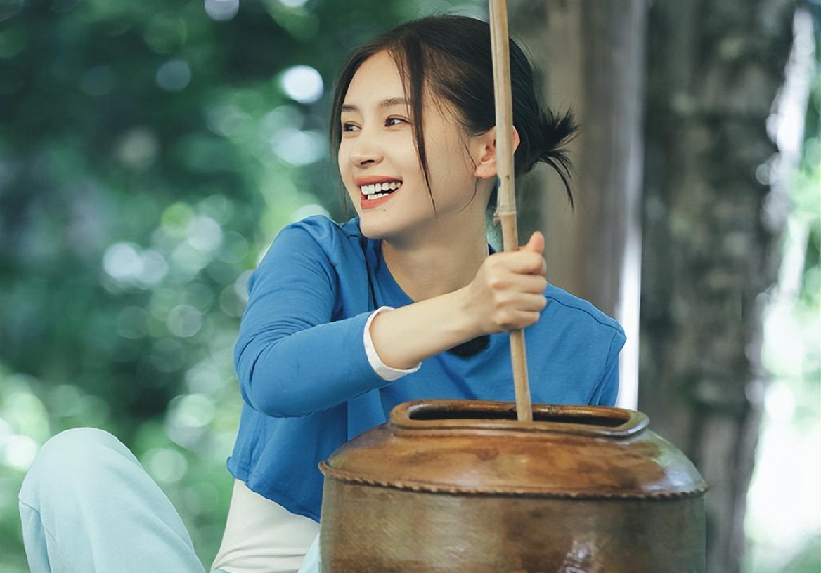 王子文|王子文懒理分手传闻,晒《三体》候场照,穿军大衣仍冻得鼻头发红