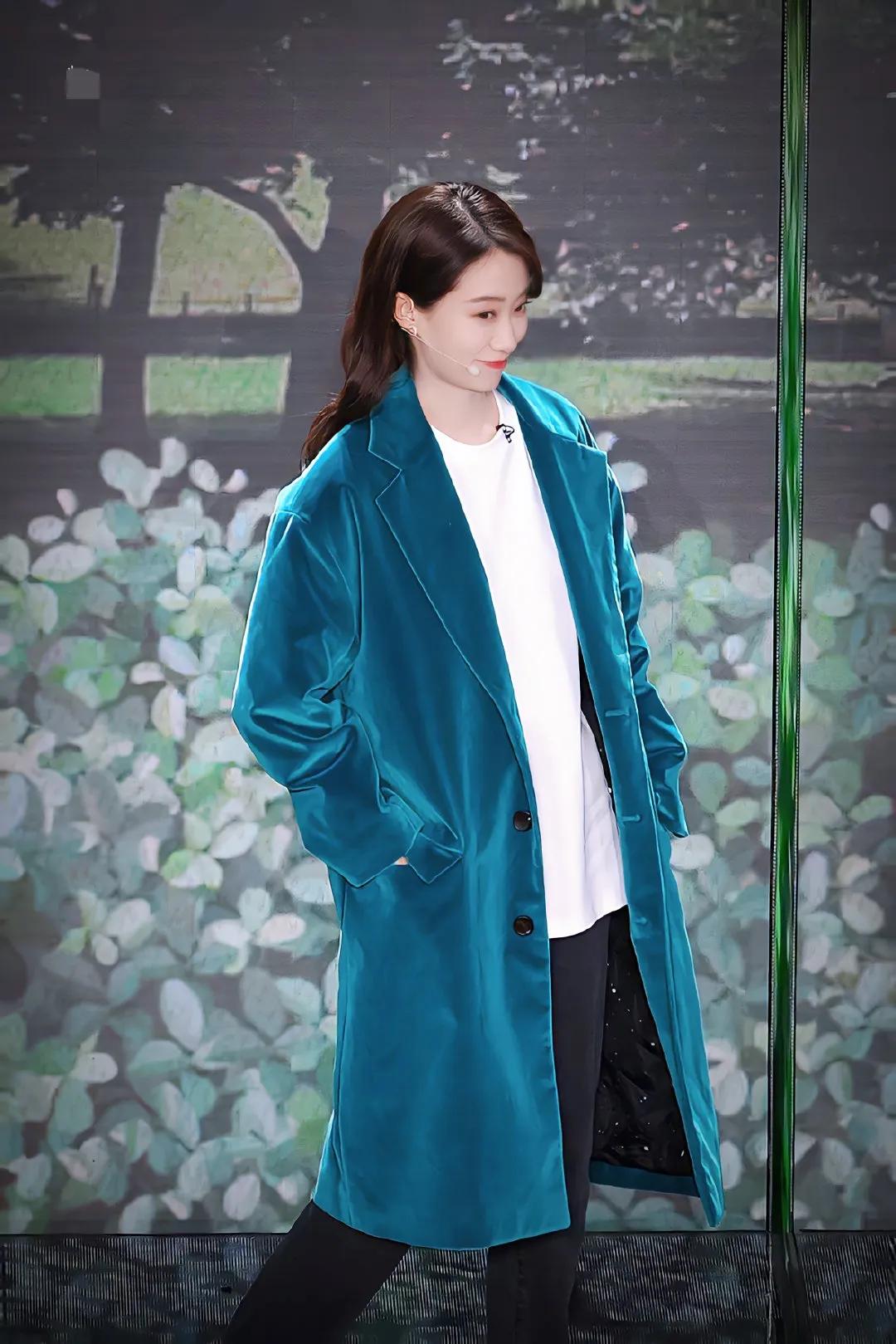 周扬青|春晚女神张小斐，孔雀蓝大衣下的美艳“孔雀精灵”