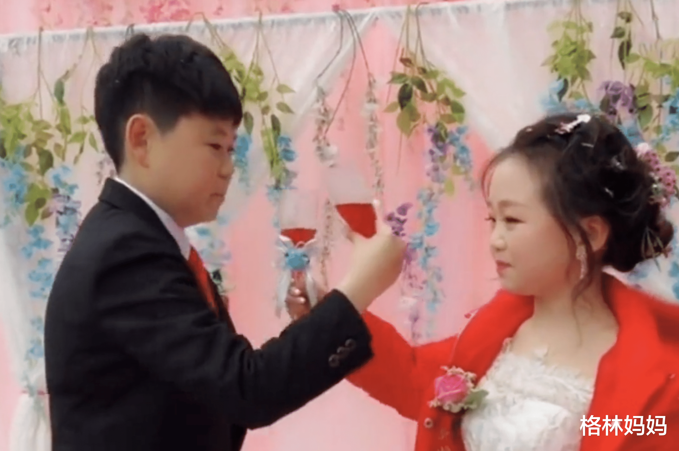 郎才女貌|最美“袖珍女”结婚了，30多岁却拥有孩童般容颜，网友：郎才女貌