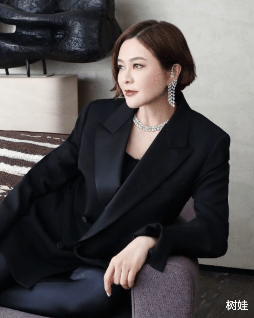 关之琳|关之琳佩戴3200万珠宝露脸，自曝收藏珠宝30年，将拍卖过亿元珠宝