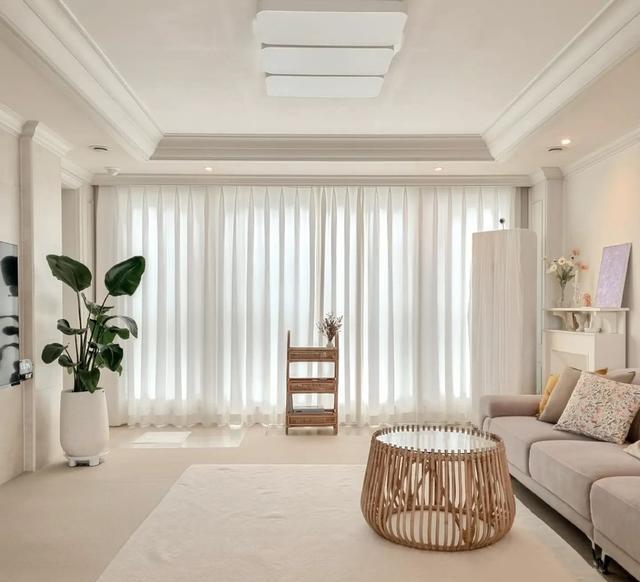 80出租房,小姐姐花时间改造下,客厅只刷白墙,也足够舒适温馨