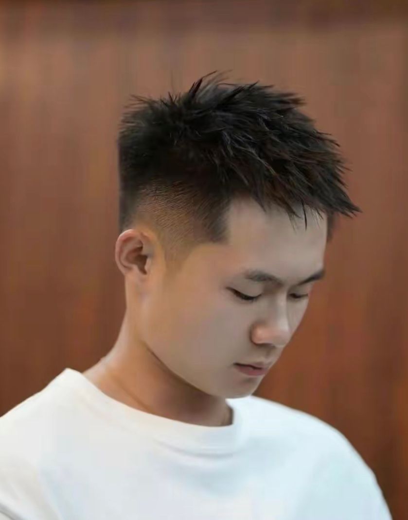 发型 男人不管多帅，到了中年尽量少留3种“油腻发型”，会让人没好感