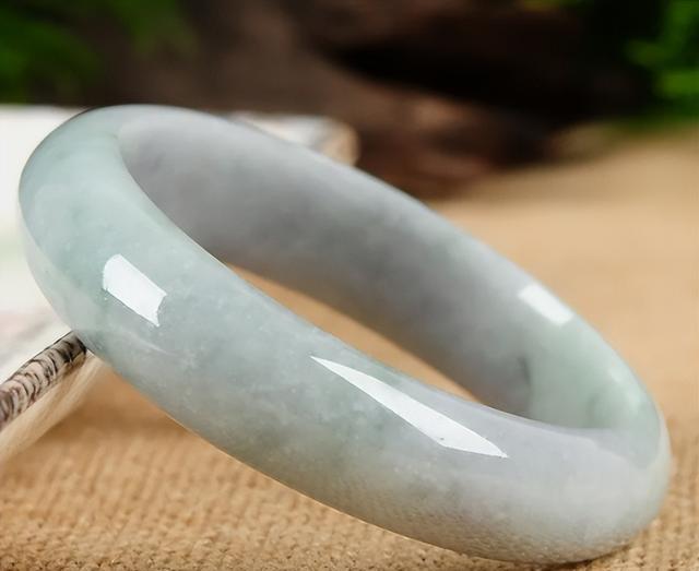 纪实:郑州清洁员捡23万手镯,业主给1万报酬,却要求开除清洁员
