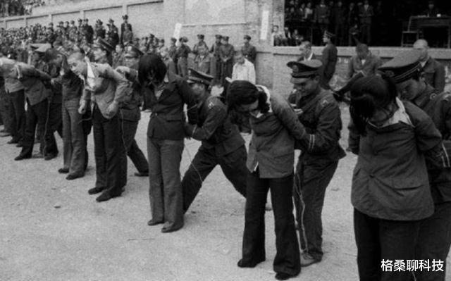 1983年,我国首轮严打:唐山菜刀队50余人被枪决,他们做了什么?
