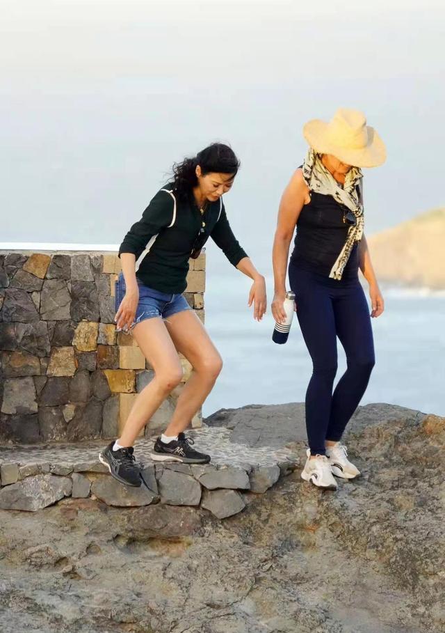 邓文迪|邓文迪的54岁，穿短裤的腿上全都是肌肉，就是外国人喜欢的那个味