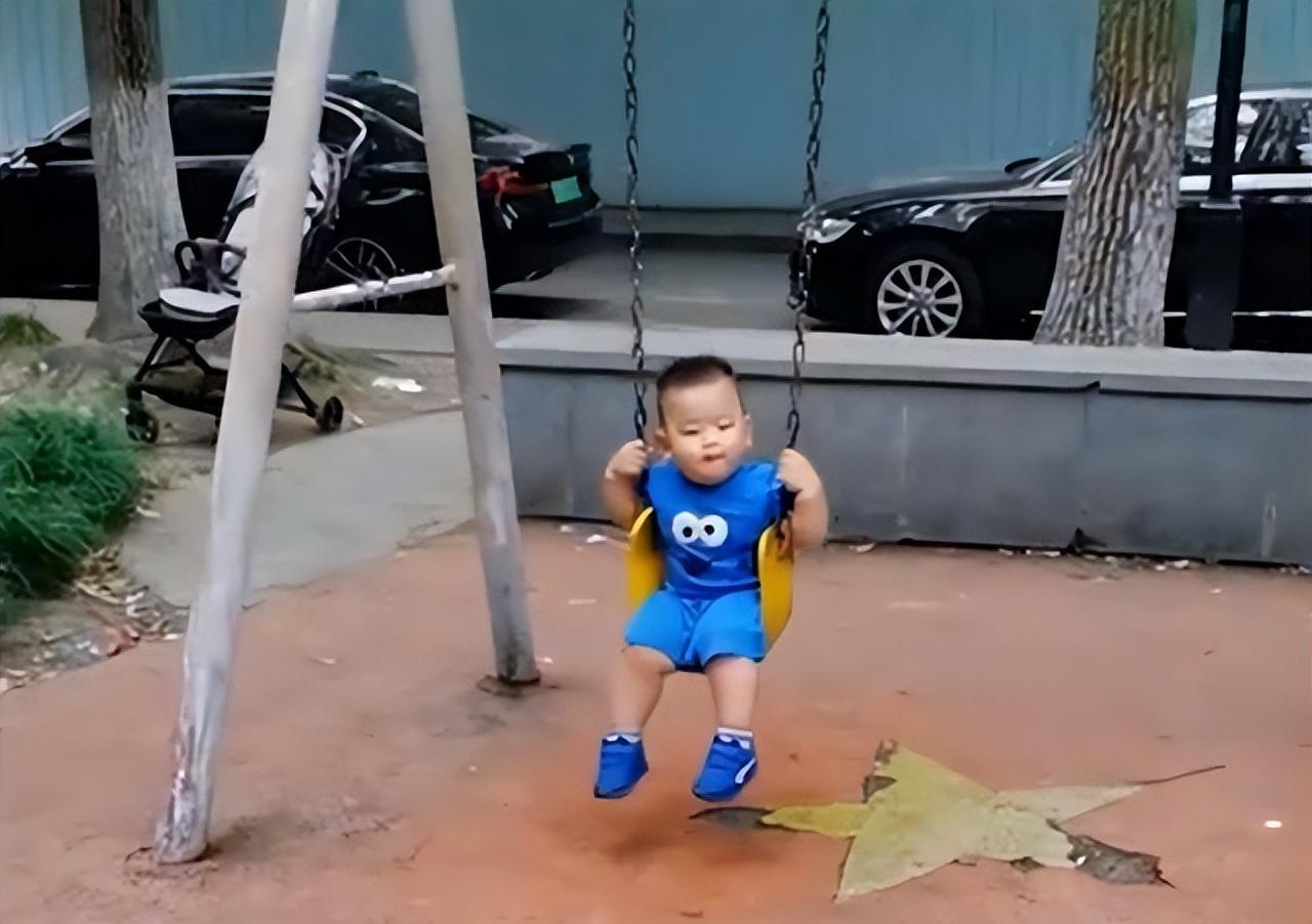 上海一女子将幼儿遗忘滑滑梯,满脸抱歉回去找,孩子的表情亮了