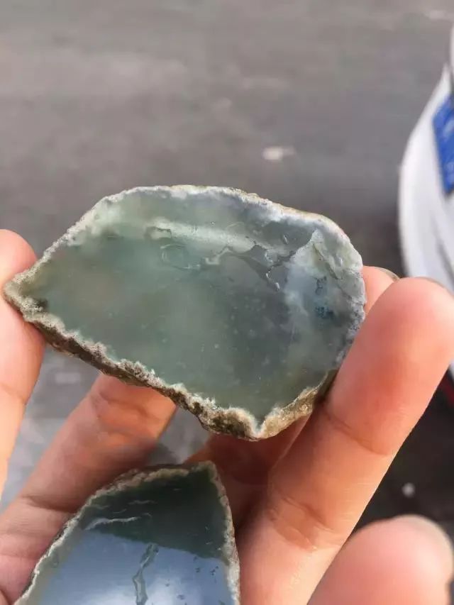 翡翠|小伙花5000买的翡翠原石，一刀切开后笑得合不拢嘴！