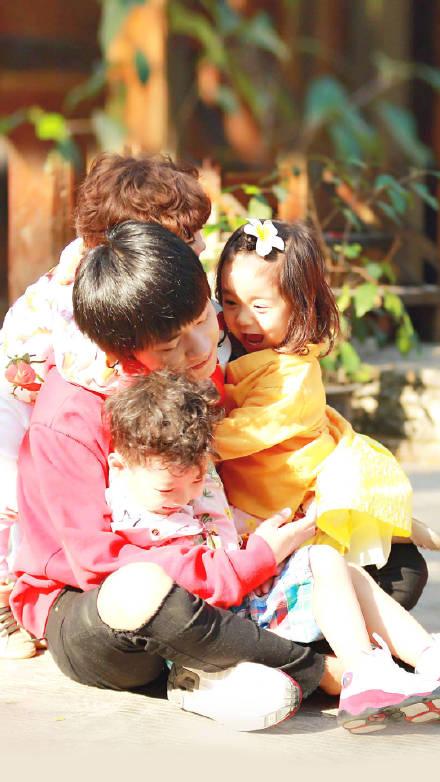 九义人|那些被易烊千玺抱过的孩子:我承认我嫉妒了