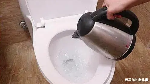 为什么有的人把水烧好倒进马桶里,谁知道这么做的原因?